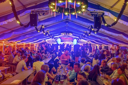 Partystimmung im Festzelt Partystimmung im Zelt